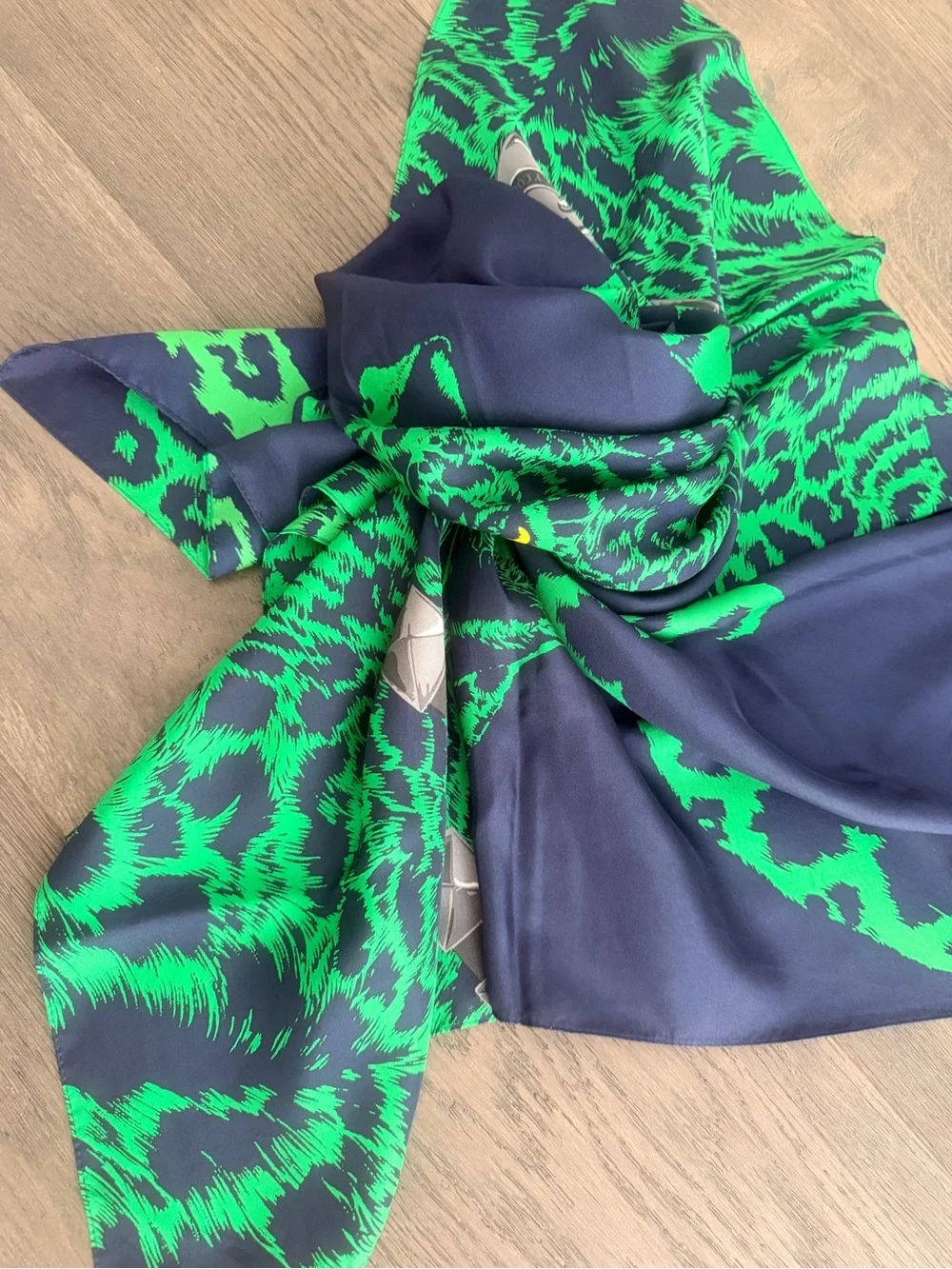 Juicy Couture 35” silk